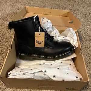 Dr. Martens Men/Women 1460 Smooth Leather Boot